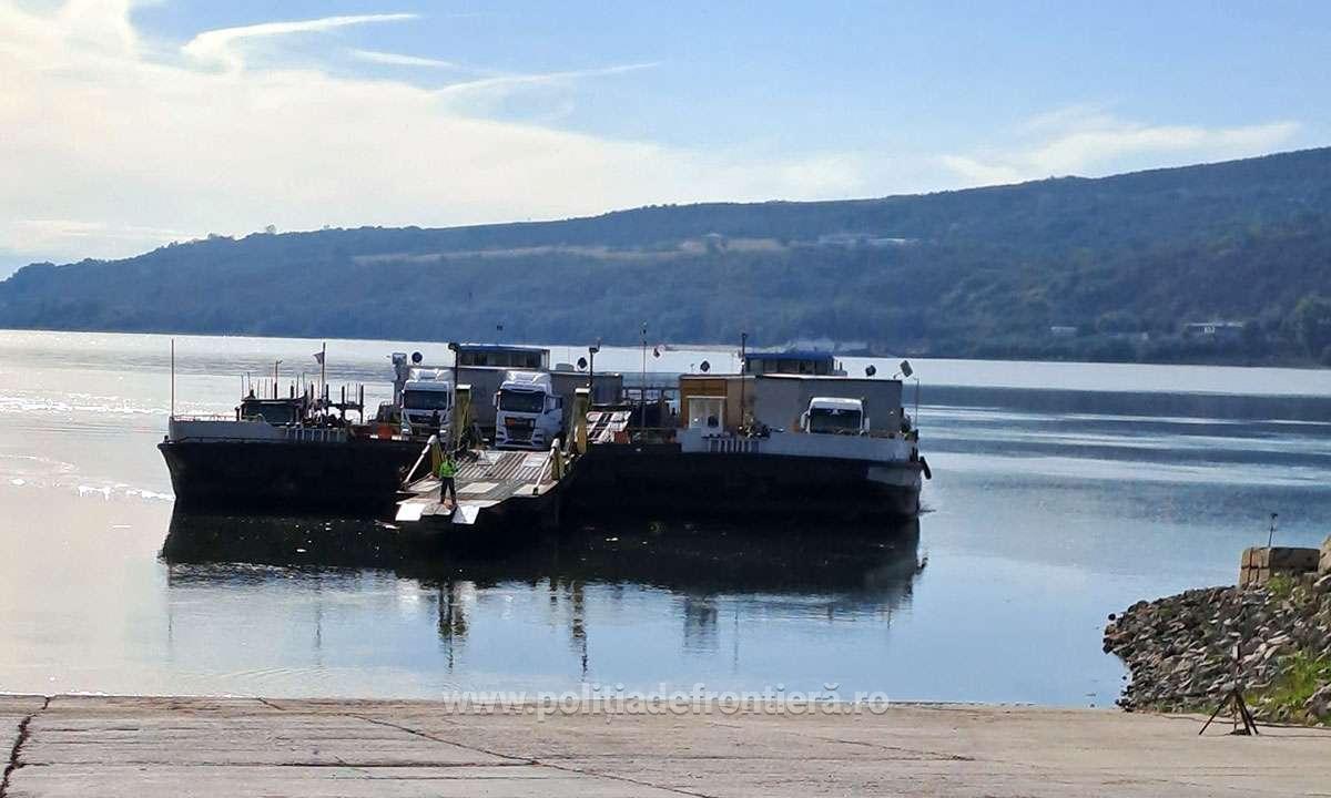 S a reluat circulația cu bacul prin Bechet Stiri regionale Oltenia