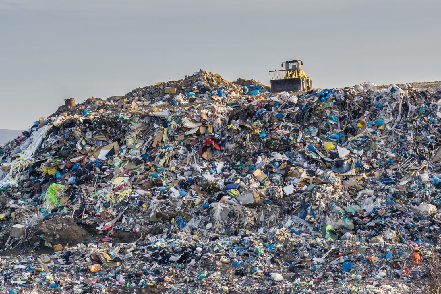 Pollution concept. Garbage pile in trash dump or landfill. - Jurnalul Olteniei – Știri din Craiova și Oltenia
