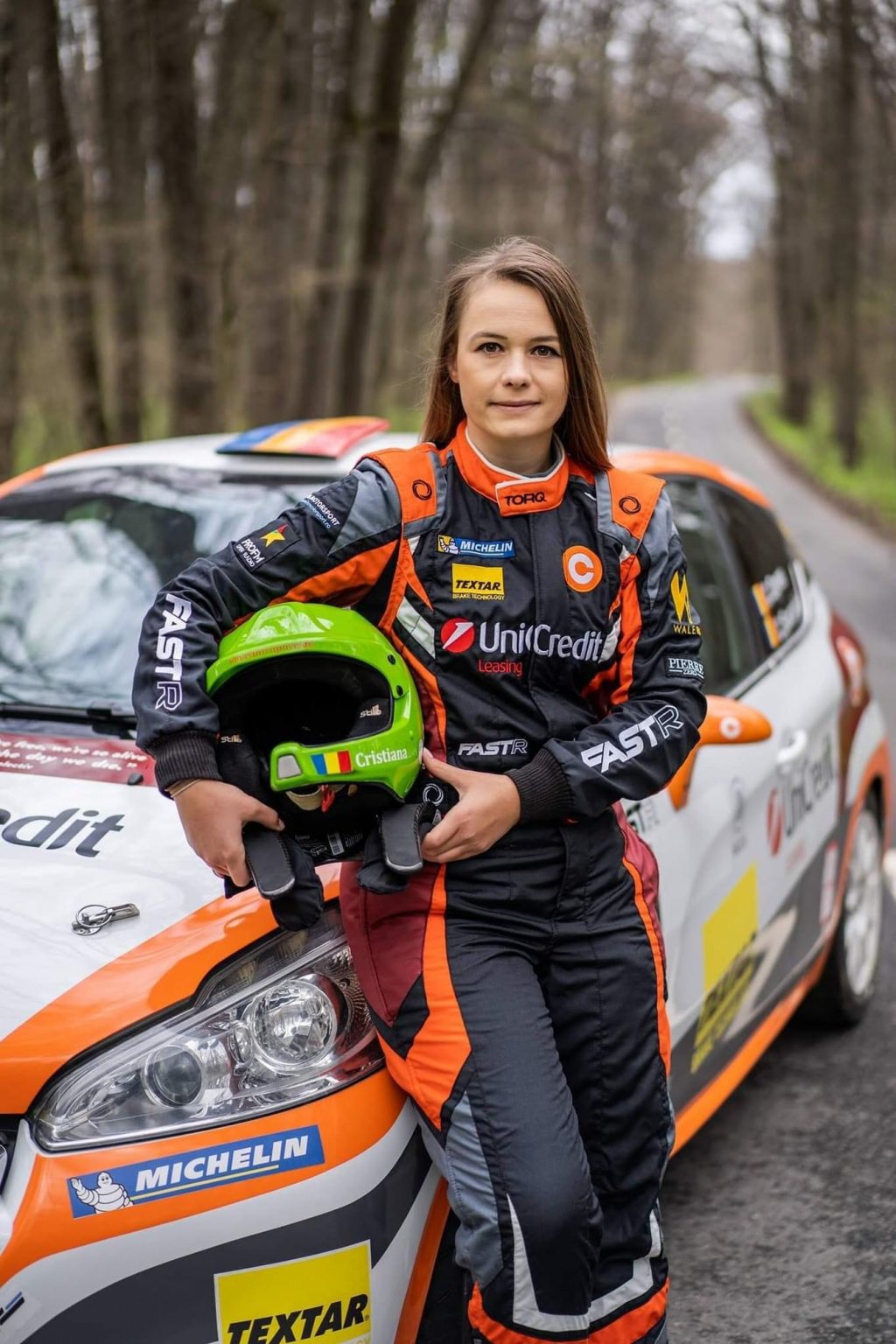 Cristiana langa masina, foto arhiva persoanala - Jurnalul Olteniei – Știri din Craiova și Oltenia