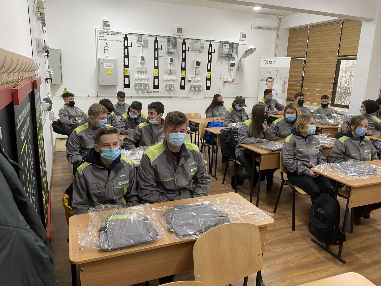 Materiale profesionale pentru a face meserie la Ucenic Electrician Liceul Tehnologic Ferdinand I Rm. Valcea - Jurnalul Olteniei – Știri din Craiova și Oltenia