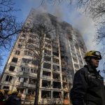 Pompierii lucrează pentru a stinge un incendiu într-un bloc rezidențial de apartamente după ce acesta a fost lovit de bombardamente în timp ce invazia Rusiei în Ucraina continuă, la Kiev, Ucraina, 15 martie 2022. REUTERS/Marko Djurica