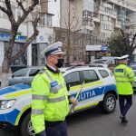 Poliţiştii rutieri au oferit flori şoferiţelor, de Ziua Femeii