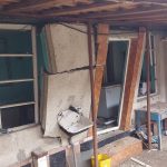 Explozie la o casă din Eșelnița. Un bărbat a fost rănit