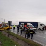 Accident grav în Severin. Un bărbat a ajuns la spital, după ce mașina sa a fost lovită de un tir