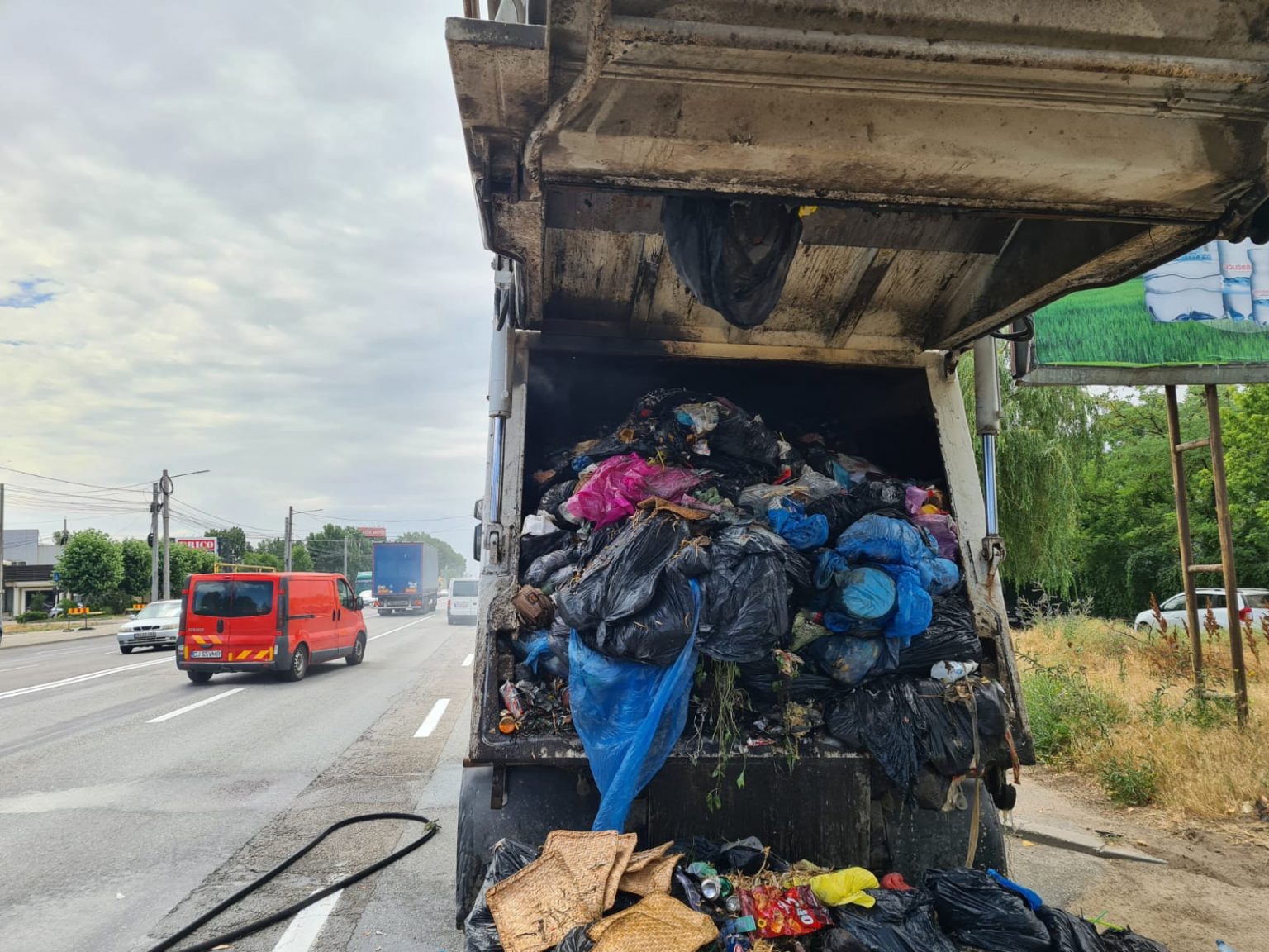 a luat foc masina de gunoi - Jurnalul Olteniei – Știri din Craiova și Oltenia