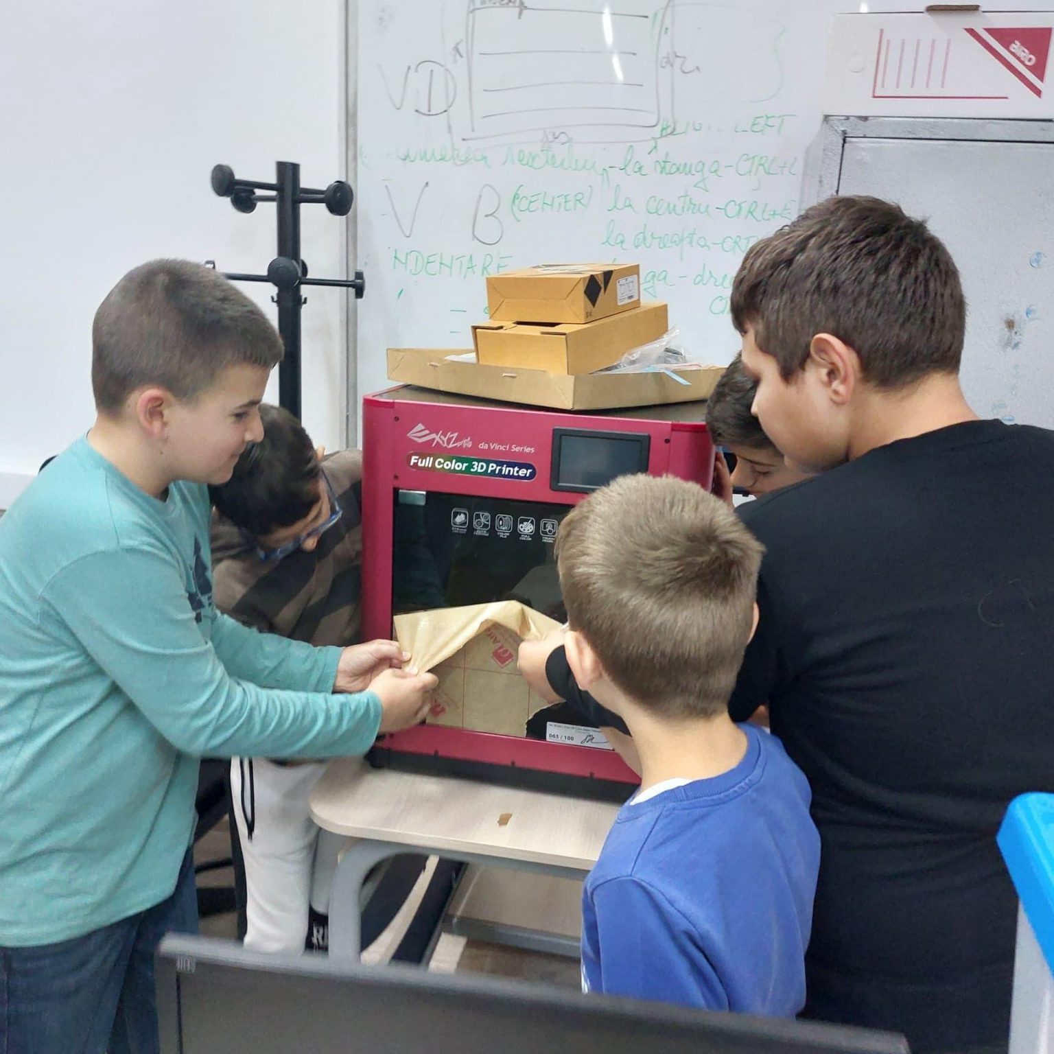 CEZ doteaza clubul de coding SMART Kids de la Scoala Gimnaziala „Alexandru Stefulescu” din Targu Jiu cu imprimanta 3D si kit-uri robotice - Jurnalul Olteniei – Știri din Craiova și Oltenia