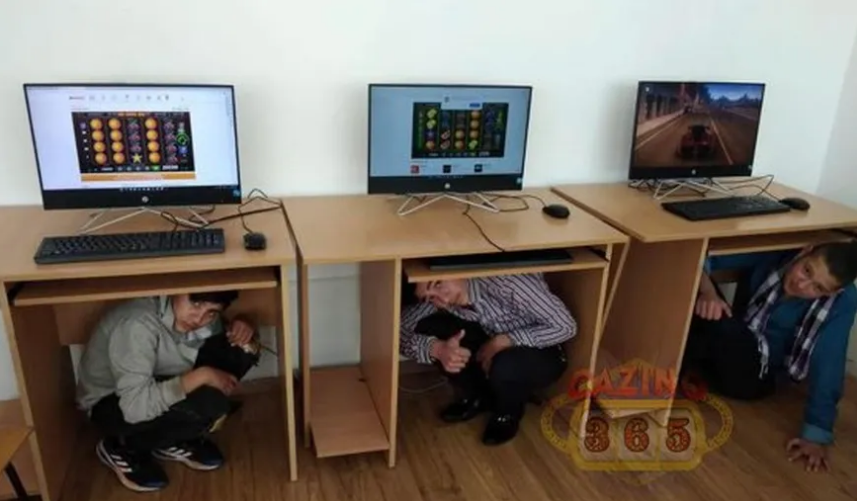 pacanele scoala bals