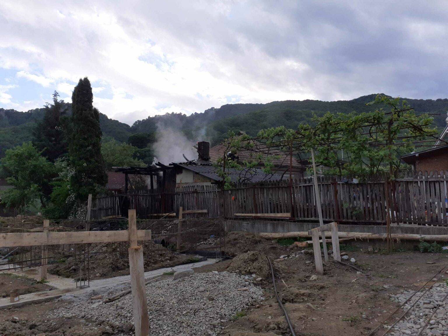 Incendiu casa Olanesti - Jurnalul Olteniei – Știri din Craiova și Oltenia