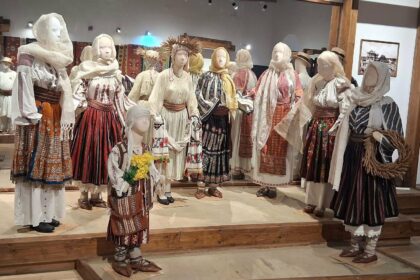 Foto: Secvență rituală destinată Zilei de 24 Iunie – Sânzienelor și Artei cămășii cu altiță. Facebook/ Muzeul Olteniei