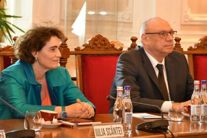 Judecătoarea CCR Laura-Iuliana Scântei și fostul președinte CCR Marian Enache. Foto: Facebook/Curtea Constituțională a României