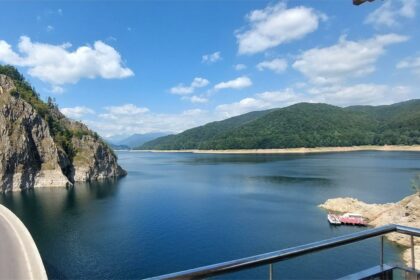 Barajul Vidraru se golește pentru prima dată după 50 de ani. Foto: Facebook