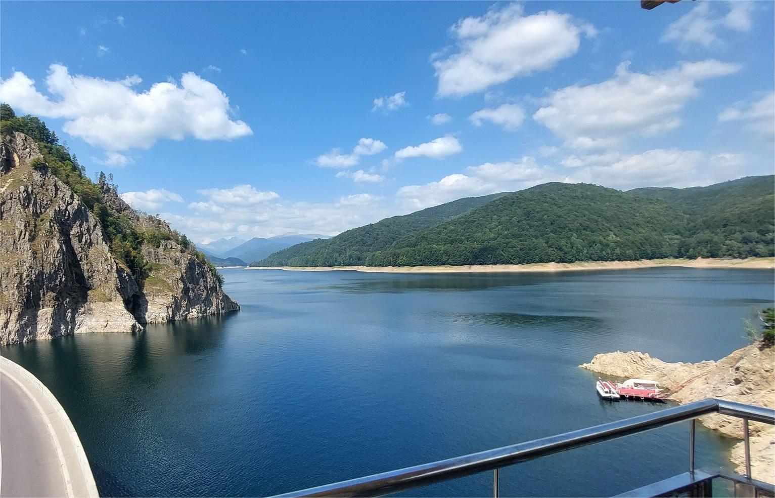 Barajul Vidraru se golește pentru prima dată după 50 de ani. Foto: Facebook