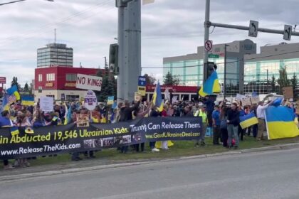 Protest în Alaska la sosirea lui Putin. Foto: captură video/ Facebook/ Meanwhile in Ukraine