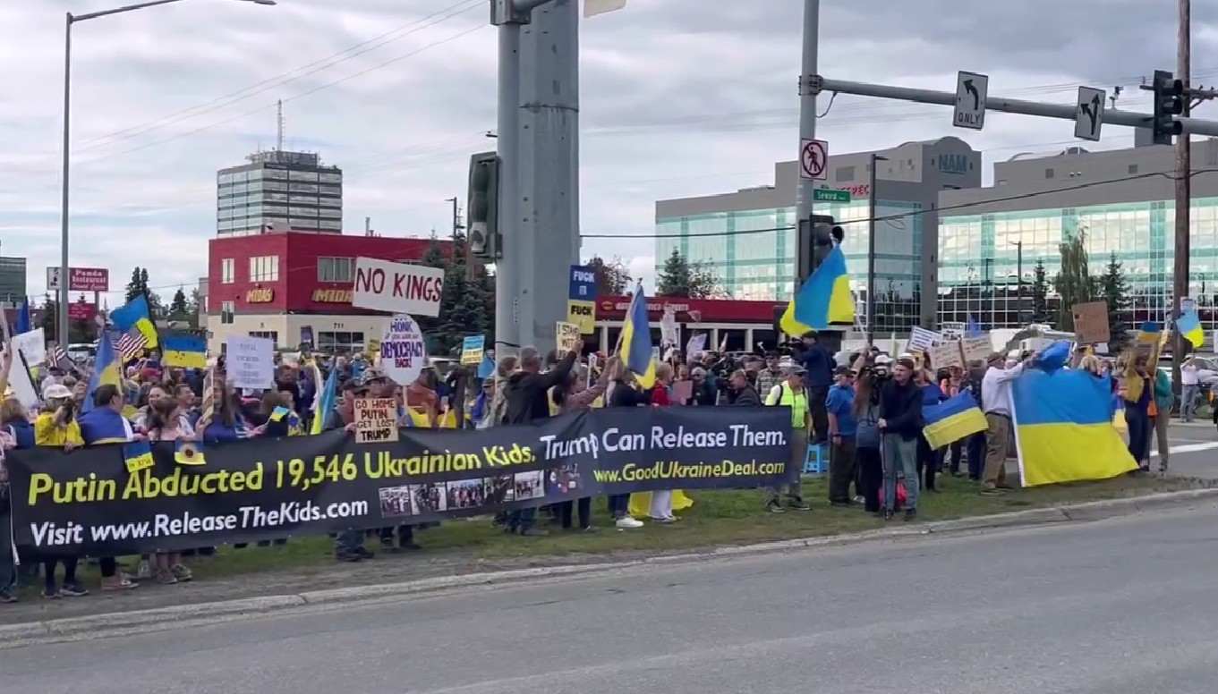 Protest în Alaska la sosirea lui Putin. Foto: captură video/ Facebook/ Meanwhile in Ukraine