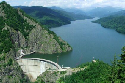 Lacul Vidraru este golit controlat pentru prima dată după aproape 60 de ani. Foto: Bogdan Ivan/ Facebook