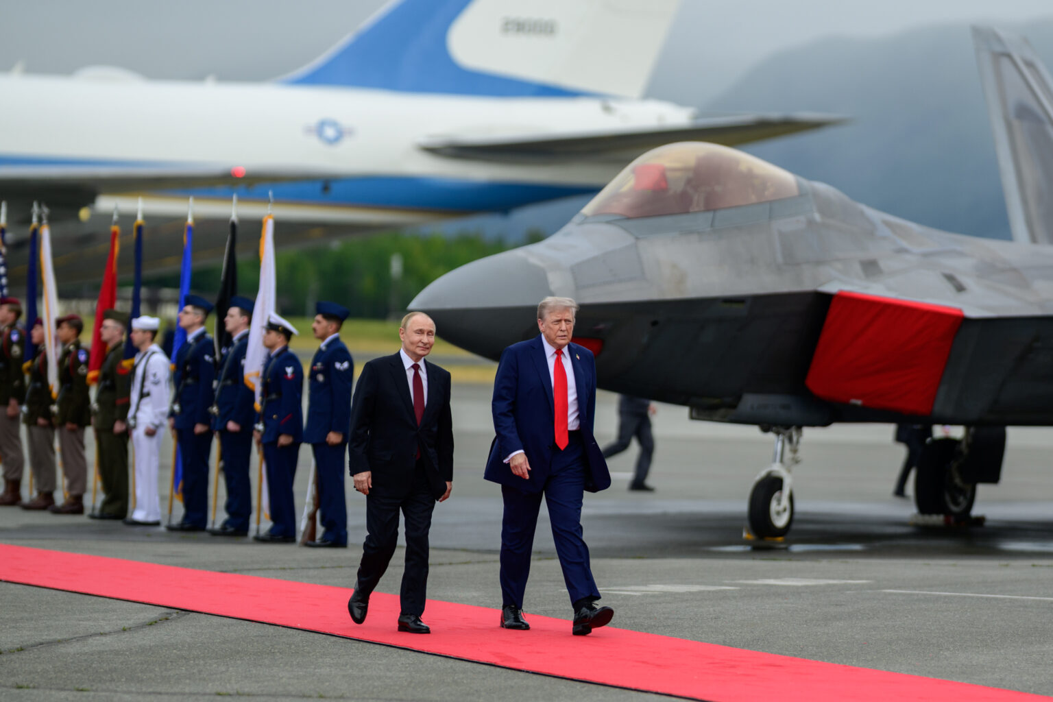 Donald Trump și Vladimir Putin s-au întâlnit vineri în Alaska. Foto: X/ The White House