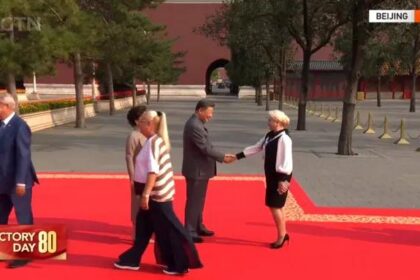 Adrian Năstase și Viorica Dăncilă au mers la parada militară de la Beijing.Foto: Captură video