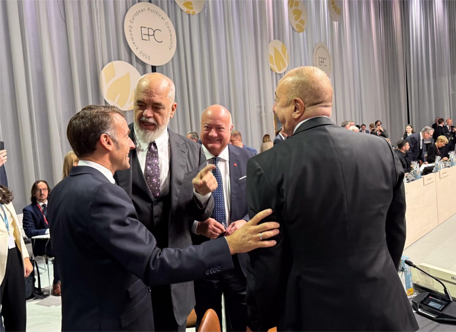 Premierul Albaniei, Edi Rama, președintele Azerbaidjanului, Ilham Aliev, și președintele francez, Emmanuel Macron, la summitul liderilor europeni de la Copenhaga. Foto: Facebook/ Ilham Aliyev