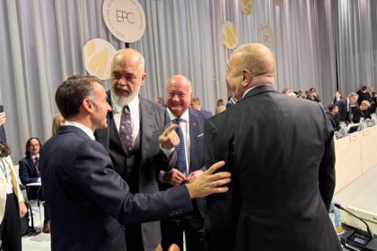 Premierul Albaniei, Edi Rama, președintele Azerbaidjanului, Ilham Aliev, și președintele francez, Emmanuel Macron, la summitul liderilor europeni de la Copenhaga. Foto: Facebook/ Ilham Aliyev