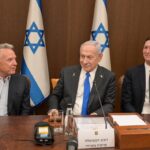 Benjamin Netanyahu, alături de trimisul special SUA, Steve Witkoff, și Jared Kushner, ginerele lui Donald Trump. Foto: Facebook/ Benjamin Netanyahu