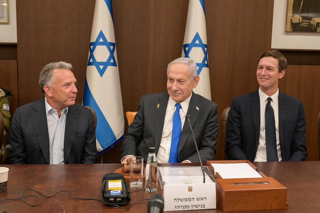 Benjamin Netanyahu, alături de trimisul special SUA, Steve Witkoff, și Jared Kushner, ginerele lui Donald Trump. Foto: Facebook/ Benjamin Netanyahu - Jurnalul Olteniei – Știri din Craiova și Oltenia Benjamin Netanyahu, alături de trimisul special SUA, Steve Witkoff, și Jared Kushner, ginerele lui Donald Trump. Foto: Facebook/ Benjamin Netanyahu