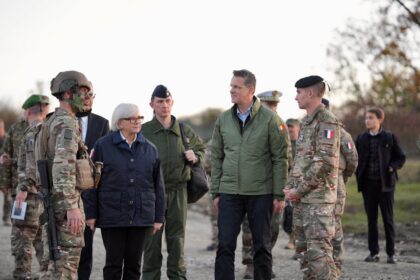 Ministrul Forţelor Armate şi al Veteranilor din Republica Franceză, Catherine Vautrin, alături de ministrul Apărării Naționale, Ionuț Moșteanu. Foto: Facebook/Ionuț Moșteanu