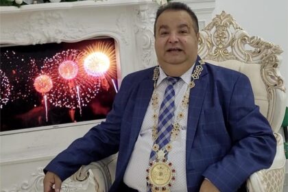 Dorin Cioabă își prezintă studiile și ironizează clasa politică