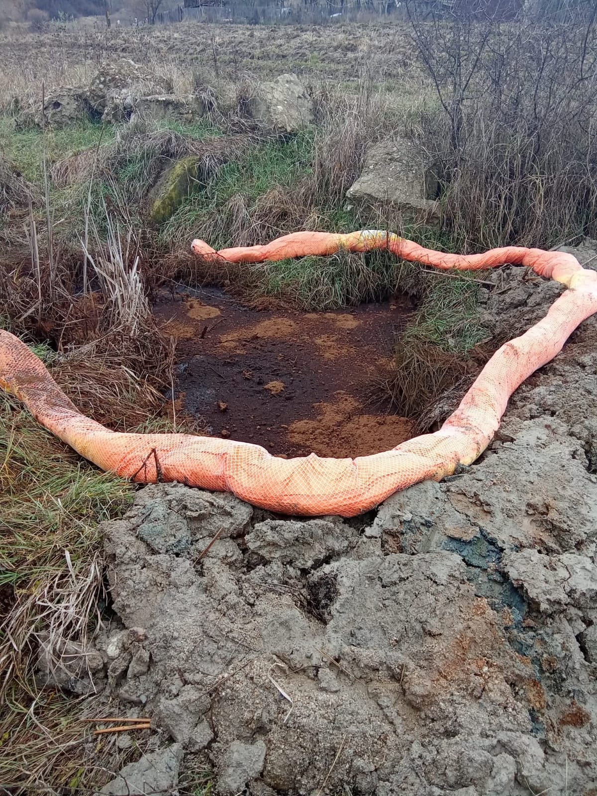 Scurgere de produs petrolier la Bustuchin