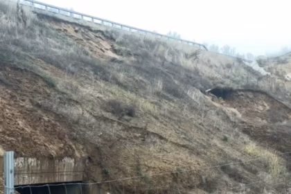 Alunecări de teren pe drumul expres