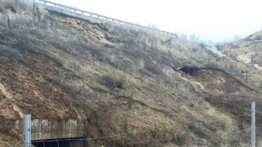 Alunecări de teren pe drumul expres