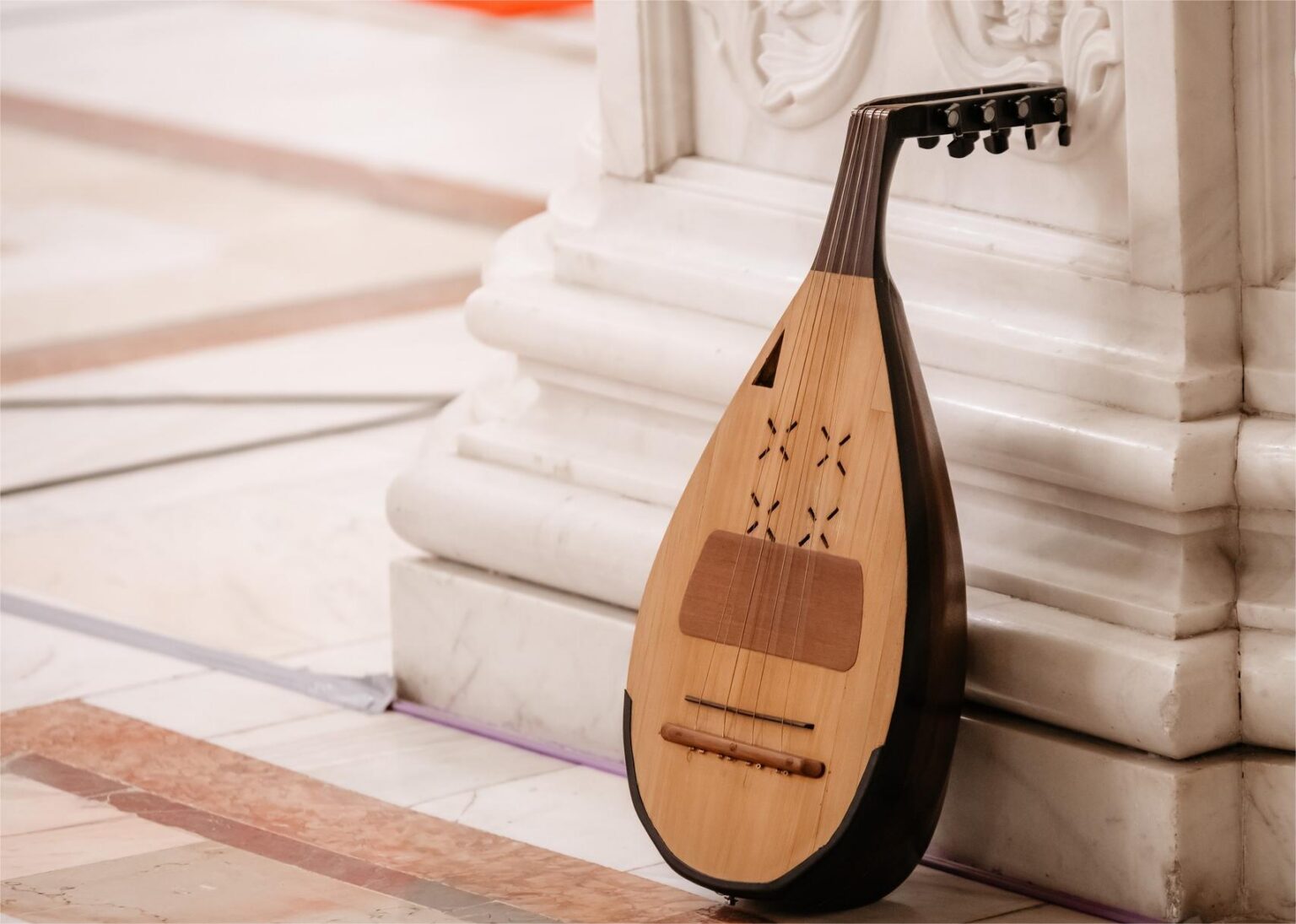 Cobza românească. Foto: Facebook/Centrul Județean al Culturii Tradiționale Iași - Jurnalul Olteniei – Știri din Craiova și Oltenia Cobza românească. Foto: Facebook/Centrul Județean al Culturii Tradiționale Iași