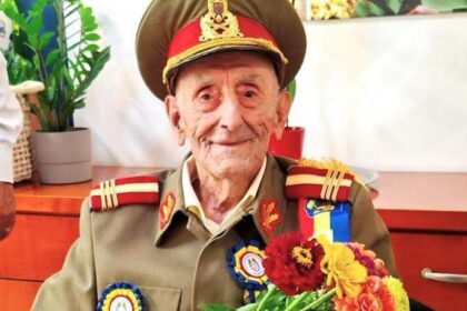 Veteranul Ion Vasile Banu, decorat cu Ordinul Virtutea Militară de președintele Nicușor Dan