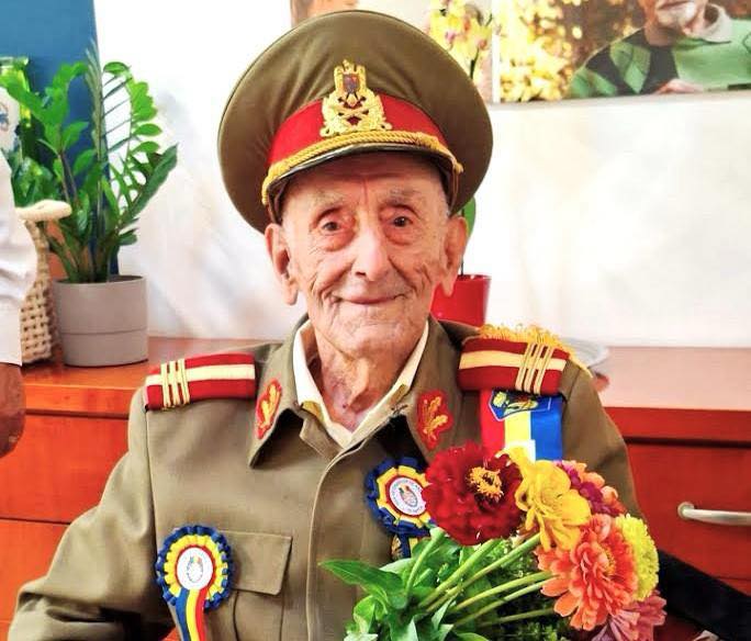 Veteranul Ion Vasile Banu, decorat cu Ordinul Virtutea Militară de președintele Nicușor Dan