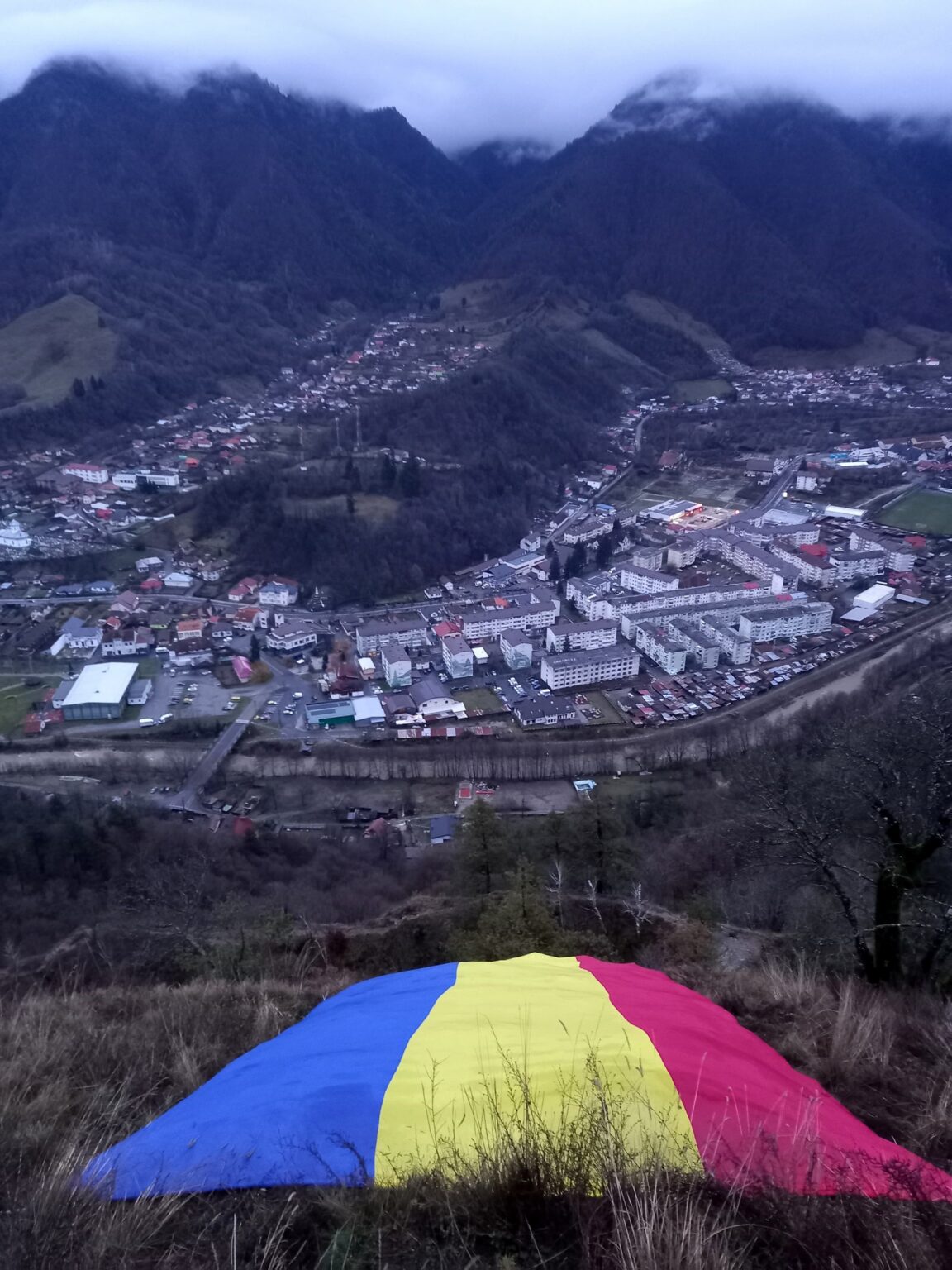 Drapelul României pe Vârful Țurțudan