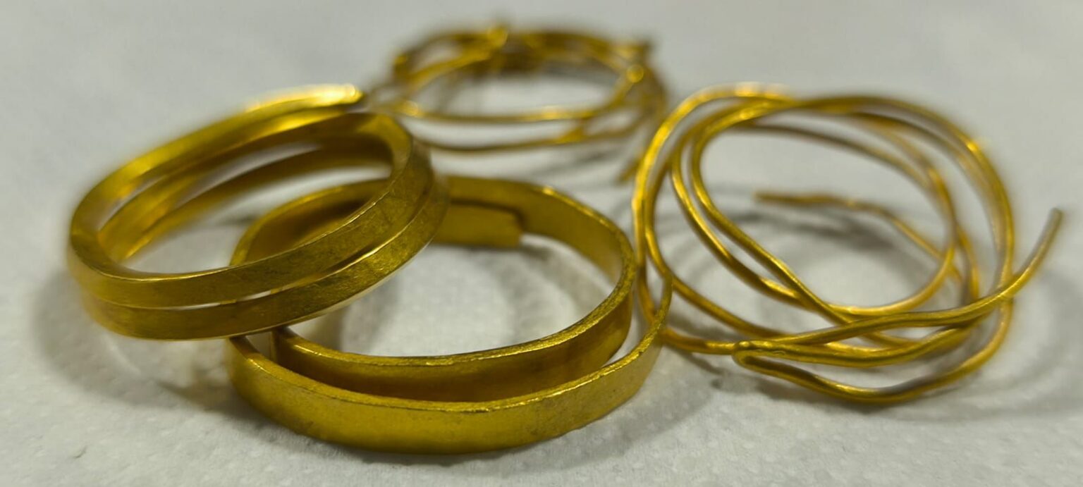 Bijuterii din aur, descoperite în Gorj. Foto: Facebook/ Mihaela Andreescu