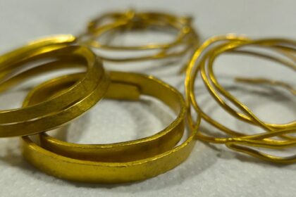 Bijuterii din aur, descoperite în Gorj. Foto: Facebook/ Mihaela Andreescu