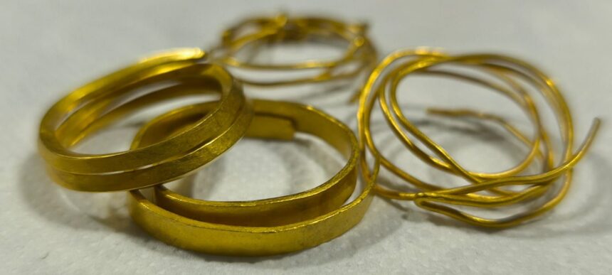 Bijuterii din aur, descoperite în Gorj. Foto: Facebook/ Mihaela Andreescu