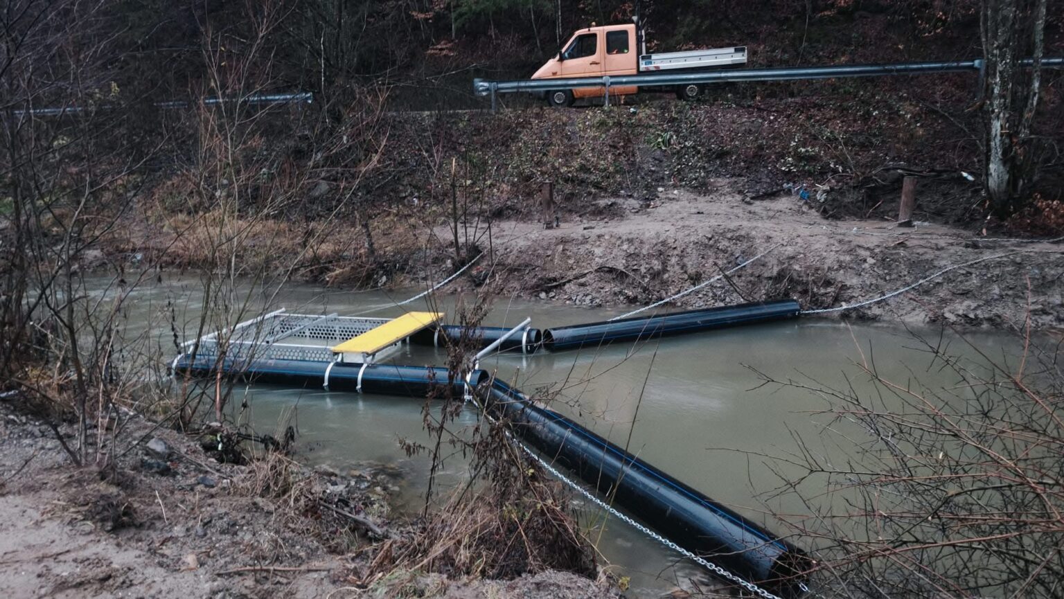 sistem de colectare a deșeurilor plutitoare - Jurnalul Olteniei – Știri din Craiova și Oltenia Investiție verde în Mehedinți: stop deșeurilor plutitoare