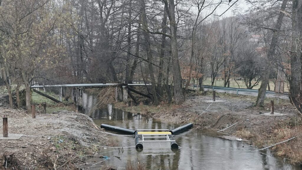 sistem de colectare a deșeurilor plutitoare - Jurnalul Olteniei – Știri din Craiova și Oltenia Investiție verde în Mehedinți: stop deșeurilor plutitoare