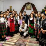 Nicușor Dan, Crăciun emoționant în satul natal. Foto: Facebook