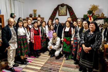 Nicușor Dan, Crăciun emoționant în satul natal. Foto: Facebook