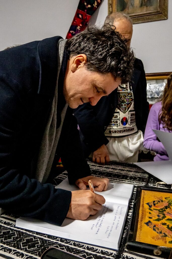 Nicușor Dan, Crăciun emoționant în satul natal. Foto: Facebook - Jurnalul Olteniei – Știri din Craiova și Oltenia Nicușor Dan, Crăciun emoționant în satul natal. Foto: Facebook