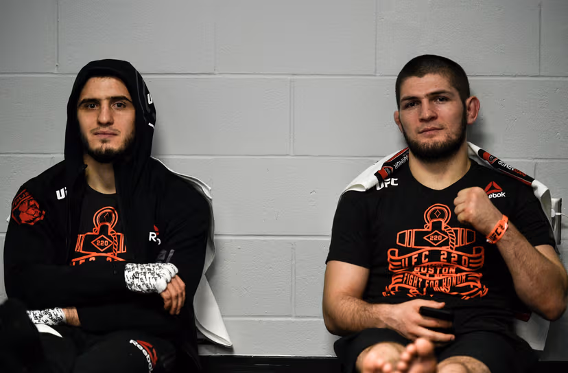 Islam Makhachev sau legendarul Khabib Nurmagomedov