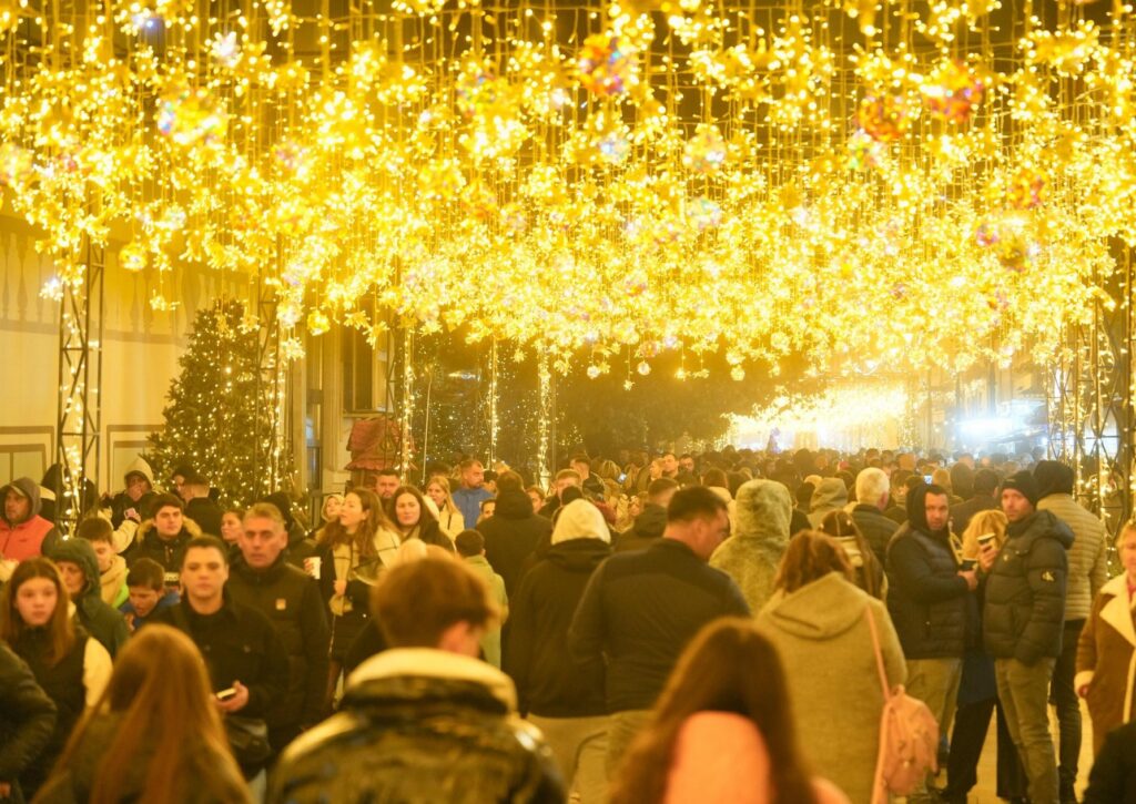 Târgul de Crăciun din Craiova îi impresionează pe americani Mama lui Elon Musk a reacționat - Jurnalul Olteniei – Știri din Craiova și Oltenia Ștefan Hrușcă vine în premieră la Târgul de Crăciun Craiova