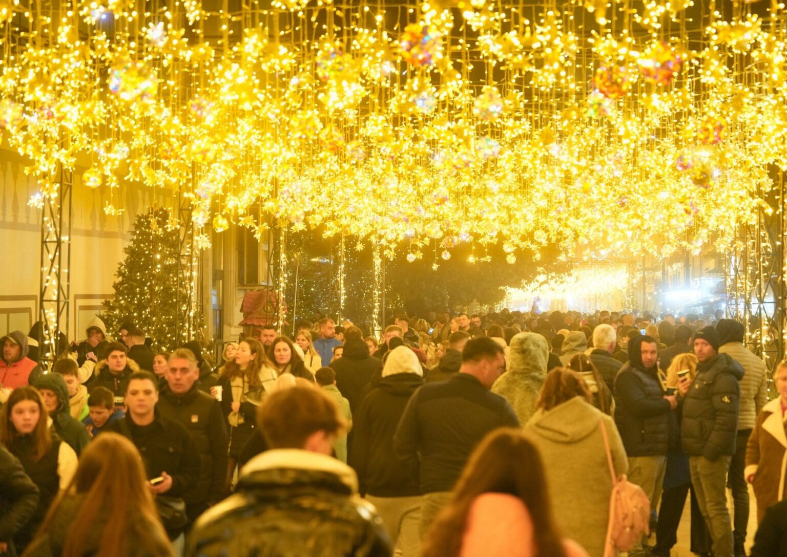 Târgul de Crăciun din Craiova îi impresionează pe americani. Mama lui Elon Musk a reacționat