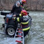Un preot și o măicuță de la Lainici au căzut cu mașina în râul Jiu