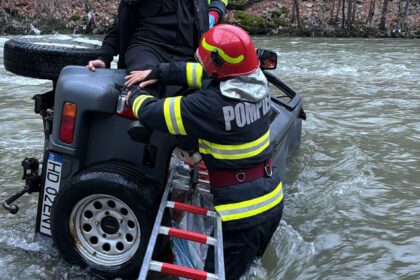 Un preot și o măicuță de la Lainici au căzut cu mașina în râul Jiu