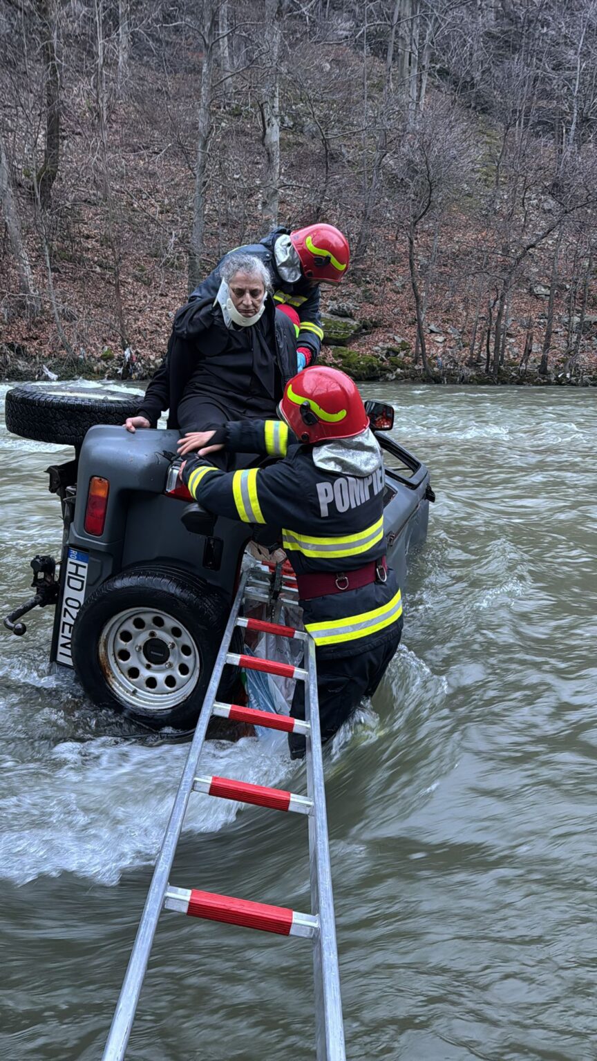 Un preot și o măicuță de la Lainici au căzut cu mașina în râul Jiu