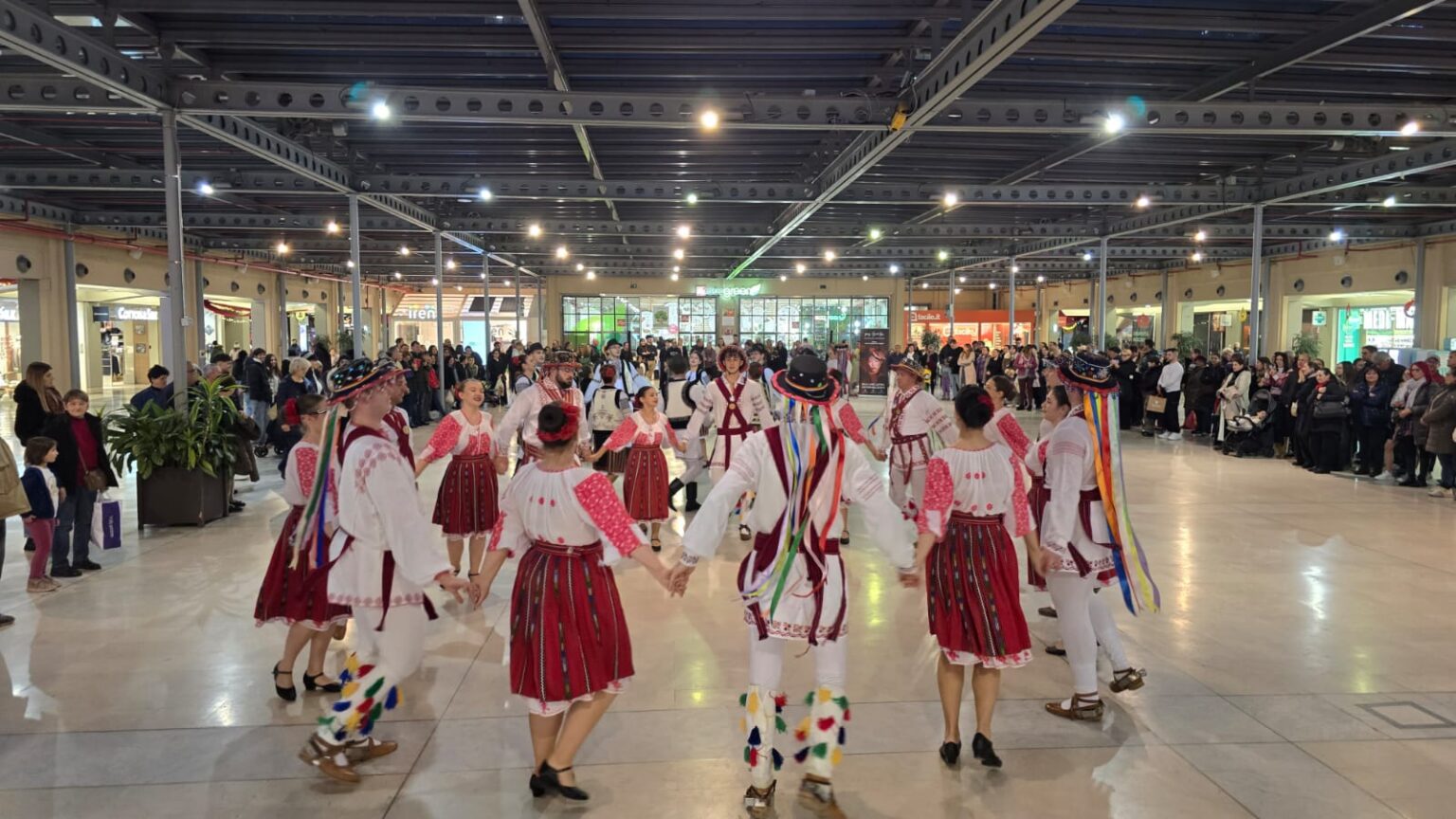 Dansuri oltenesti la Torino - Jurnalul Olteniei – Știri din Craiova și Oltenia Călușul oltenesc - senzație în Italia: tradiții din Oltenia, dans și spectacol