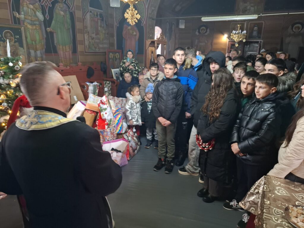 Crăciun solidar la Mischii: Rotary Club Craiova dăruiește